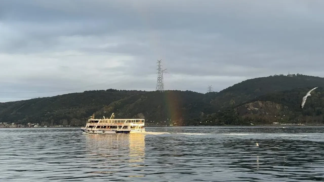 İstanbul Boğazı’nda yağmur sonrası çıkan gökkuşağı manzarası mest etti