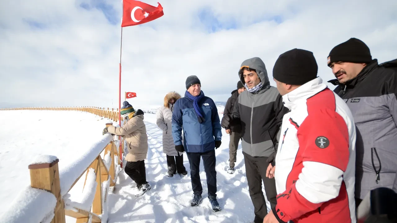 Kar yağışı yüzleri güldürmedi, Sarıkamış'ta suni karlama başladı