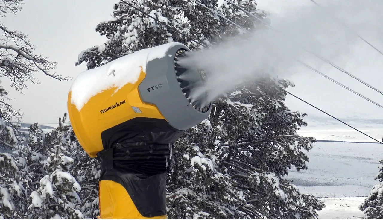 Kar yağışı yüzleri güldürmedi, Sarıkamış'ta suni karlama başladı