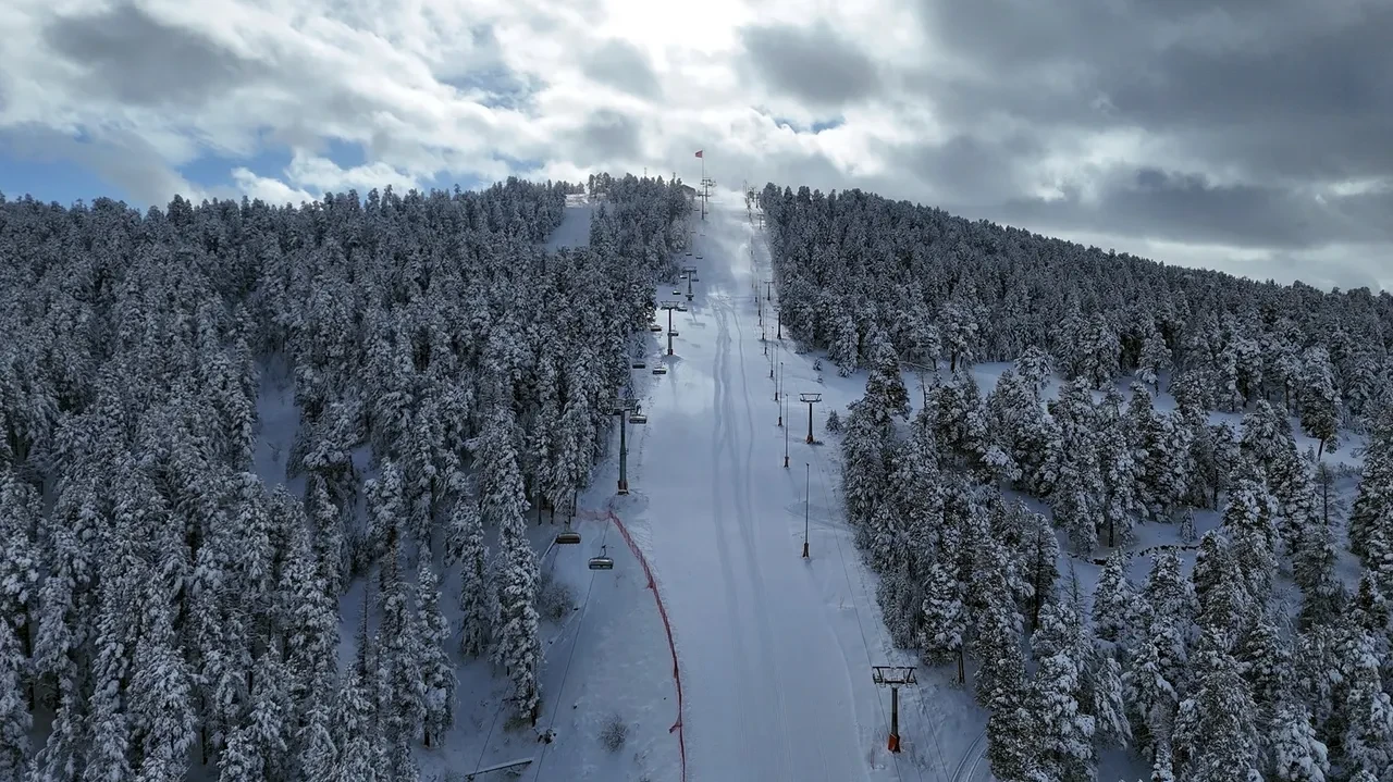 Kar yağışı yüzleri güldürmedi, Sarıkamış'ta suni karlama başladı