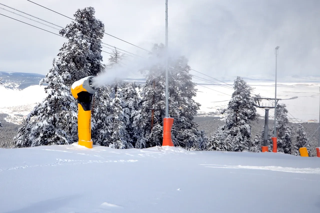 Kar yağışı yüzleri güldürmedi, Sarıkamış'ta suni karlama başladı