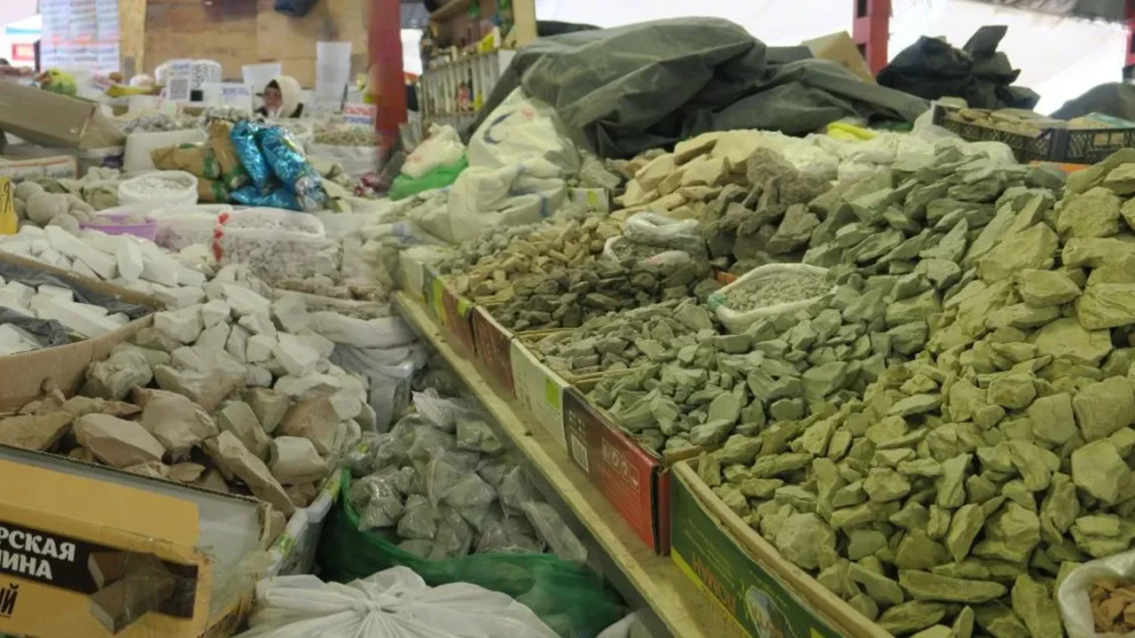 Kırgızistan'da vitamin, mineral deposu diyerek toprak yiyorlar! Gulboto kapış kapış gidiyor