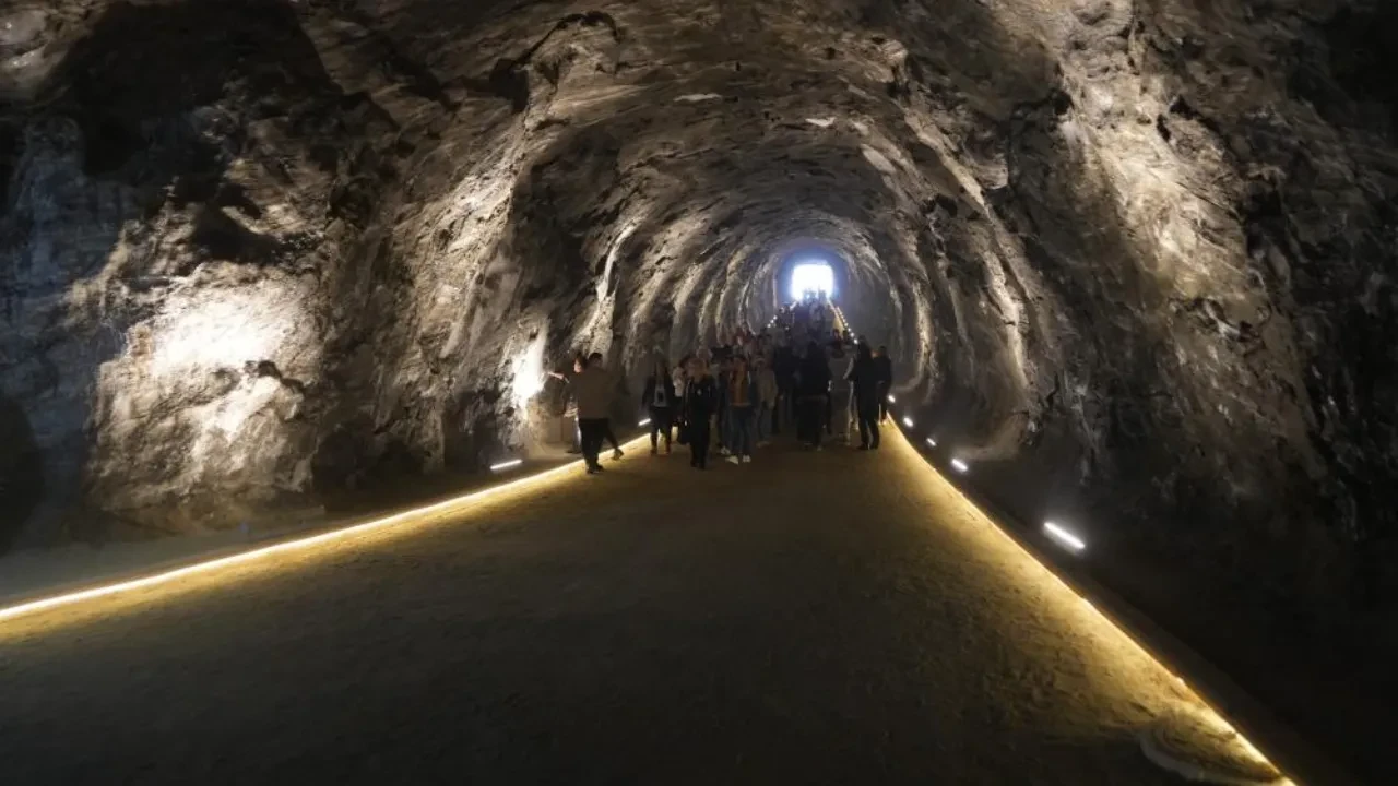 Şifayı yerin 150 metre altında arıyorlar: 81 ilden geliyorlar! Günde 6 saat tuza maruz kalıyorlar