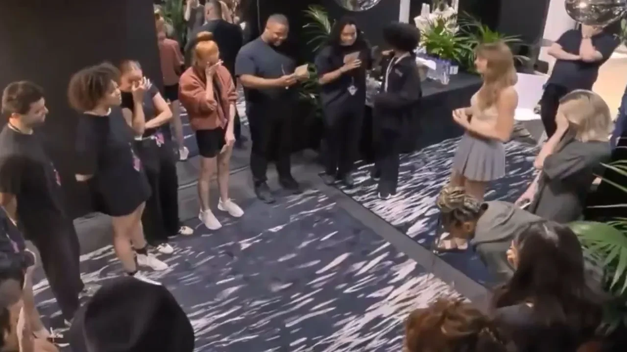 Taylor Swift’ten turne ekibine dudak uçuklatan jest! Zarfını açan şoke oldu