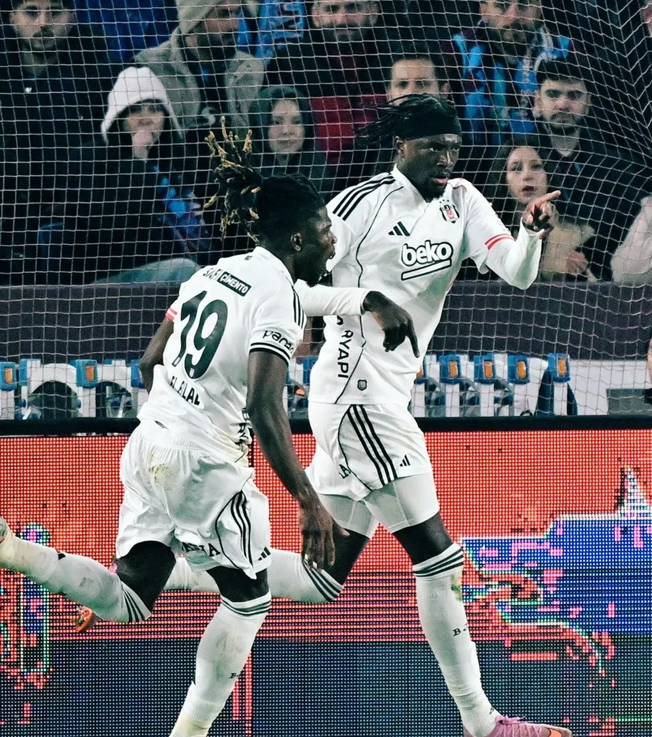 Trabzonspor ve Beşiktaş'tan gol düellosu: Süper Lig'de futbol resitali!