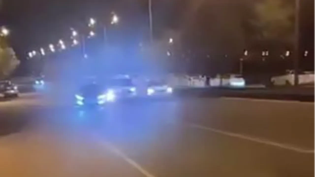 Yolu çekerken ölümden döndüler! Korkunç kaza anı kamerada