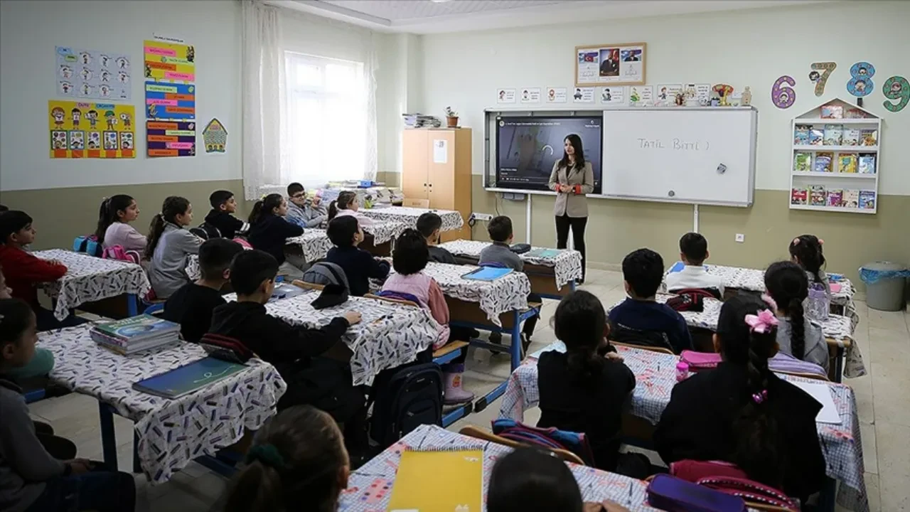 1 Ocak'tan sonra okullar 4 gün mü olacak? Okul günlerinin düşürüleceği gündem oldu