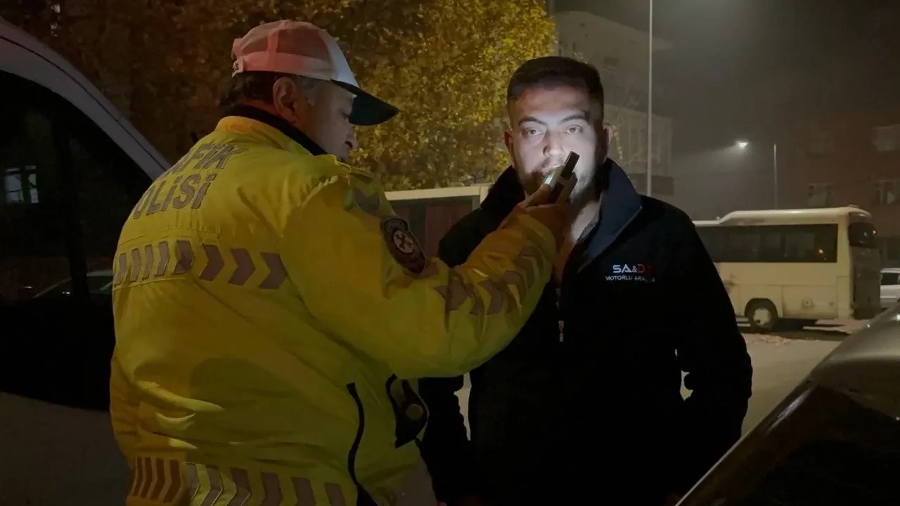 Alkollü sürücü ayakta durmakta zorlandı! Yakınlarının sözleri şoke etti 