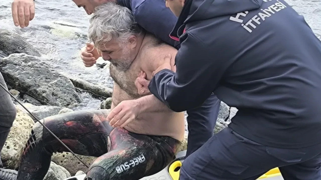 Balık avlarken zıpkın bacağına saplandı! Talihsiz adam zıpkınla birlikte hastaneye kaldırıldı