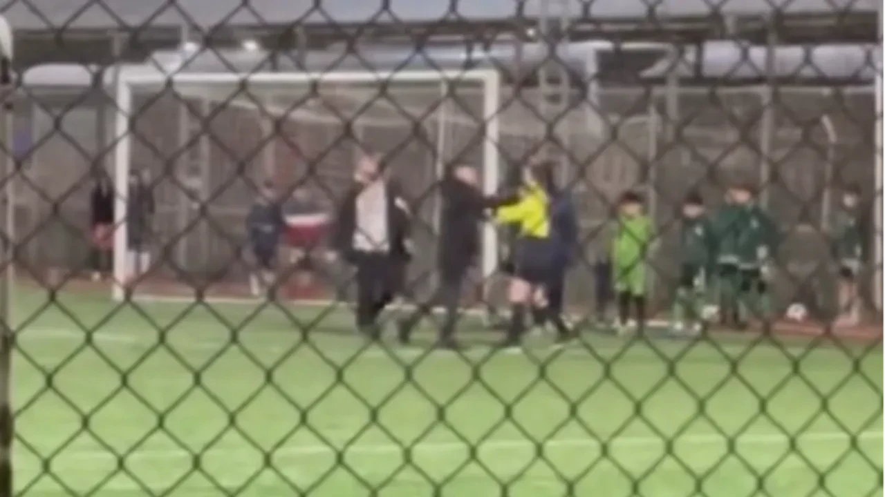 Çocuk maçında skandal! Antrenör, kadın hakeme dehşeti yaşattı!