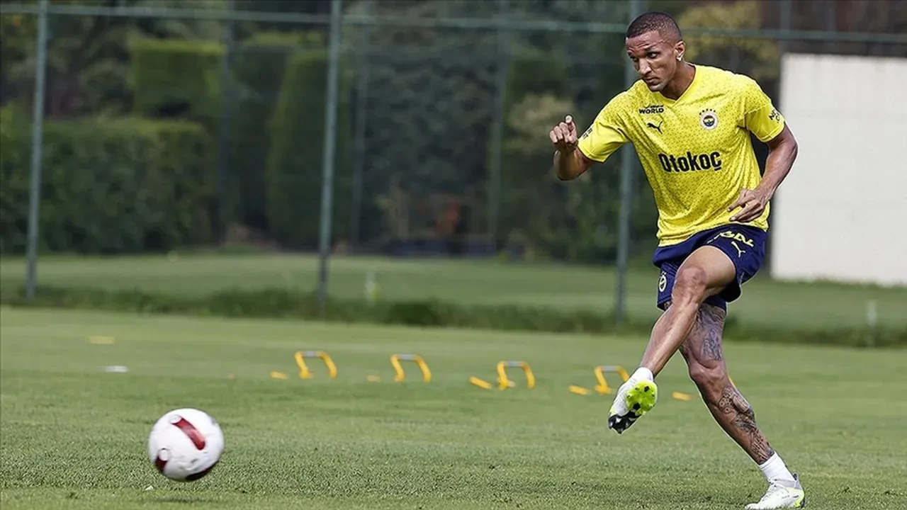 Fenerbahçe'de yaprak dökümü: Tedesco 8 oyuncunun biletini kesti!