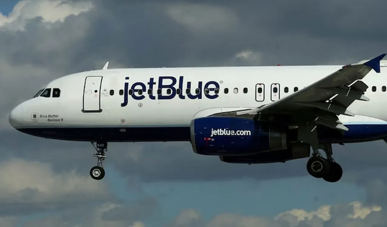 Gerginlik havaya da sıçradı: ABD savaş uçağı ile yolcu uçağı az kalsın çarpışıyordu