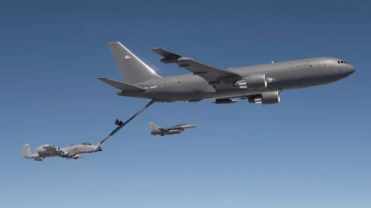 Gerginlik havaya da sıçradı: ABD savaş uçağı ile yolcu uçağı az kalsın çarpışıyordu