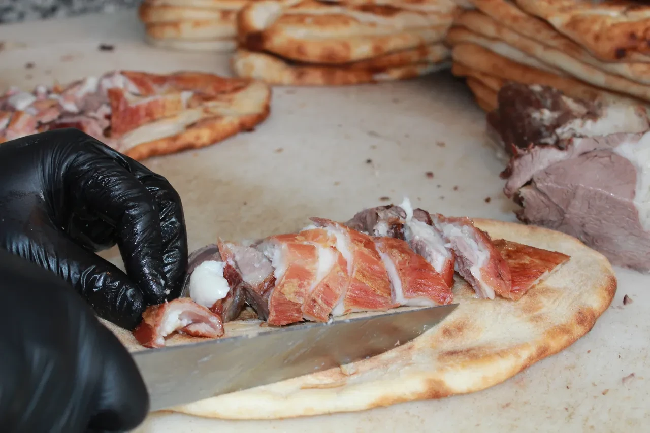 Günlük 1 tona yakın tüketiliyor! Siirt'in patentli yemeği Büryan Kebabı lezzetiyle damak çatlatıyor