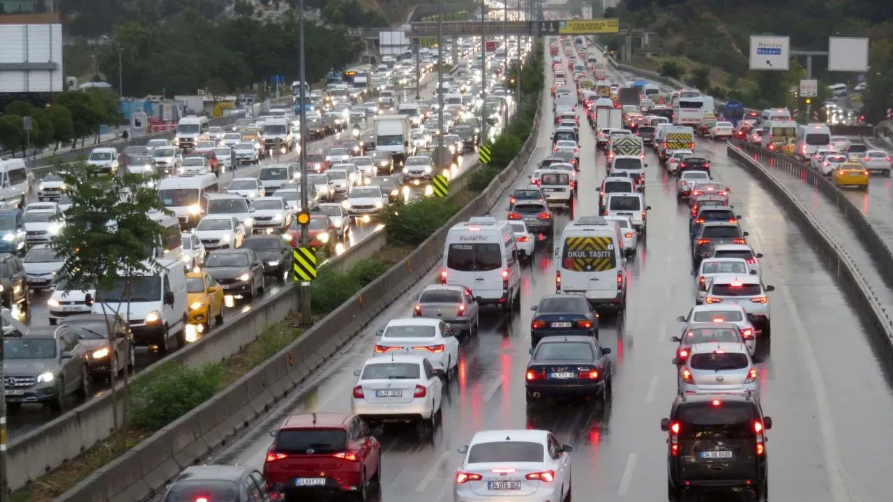 İstanbul'da trafik durma noktasına geldi! Araçlar milim milim ilerliyor 
