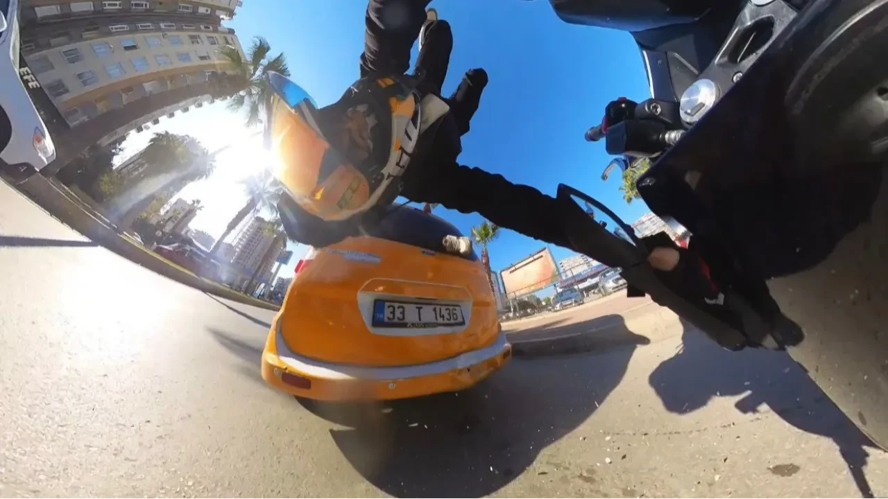Kaskı sayesinde burnu bile kanamadı! Motosikletlinin kaza anı kamerada