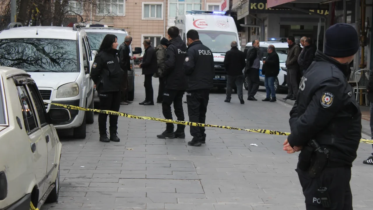 Kayseri'de dehşet anları! Önüne kim geldiyse bıçakladı: Sokak kan gölüne döndü 