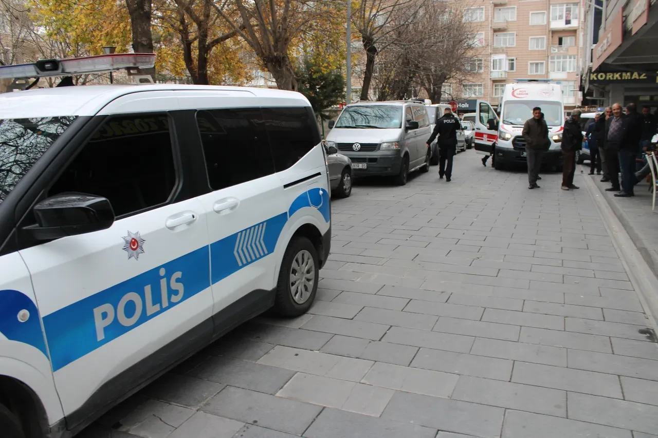 Kayseri'de dehşet anları! Önüne kim geldiyse bıçakladı: Sokak kan gölüne döndü 