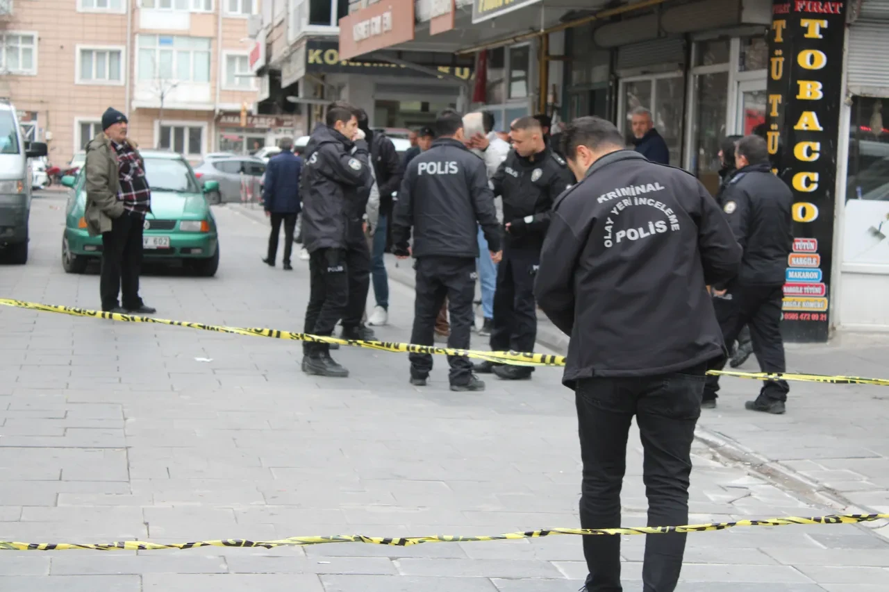 Kayseri'de dehşet anları! Önüne kim geldiyse bıçakladı: Sokak kan gölüne döndü 