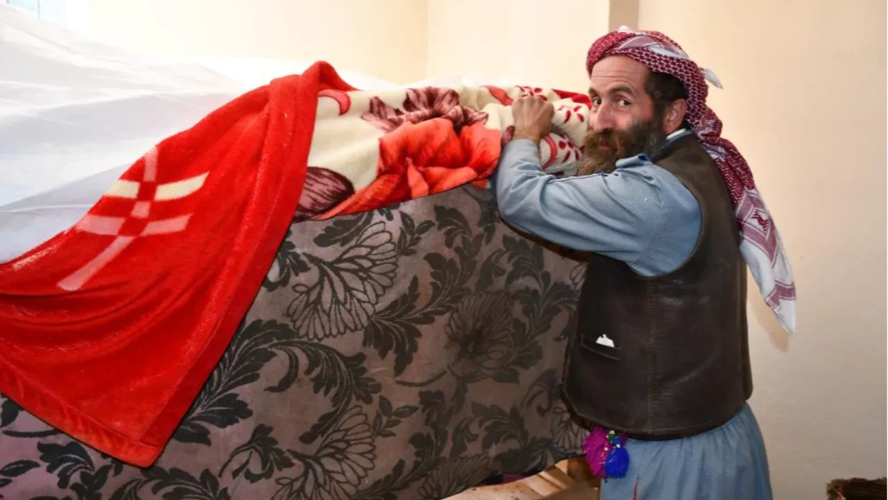 Kilosunu 10 bin liradan satıyor! Balın sırrı misafir odasındaki battaniyenin altında gizli 