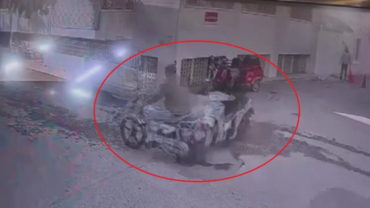 Motosikletlerin kafa kafaya çarpıştığı anlar kamerada!