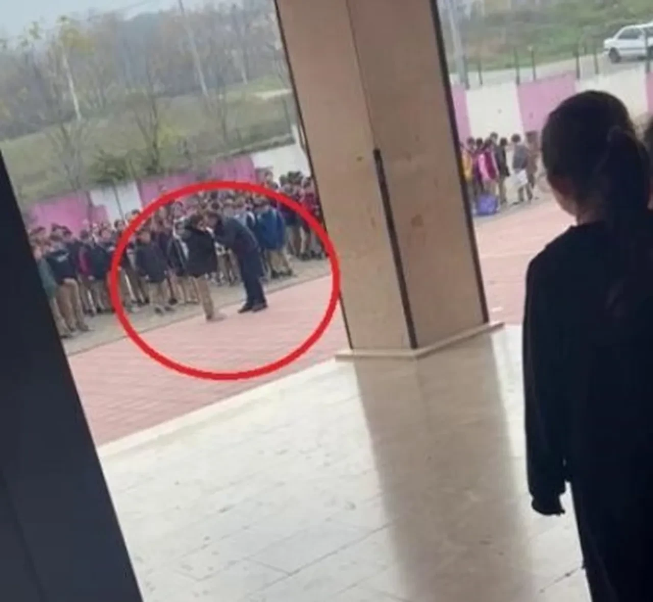 Öğrencisini dövdü, tutup yere fırlattı! Okul müdüründen kan donduran sözler: Seni buraya gömerim