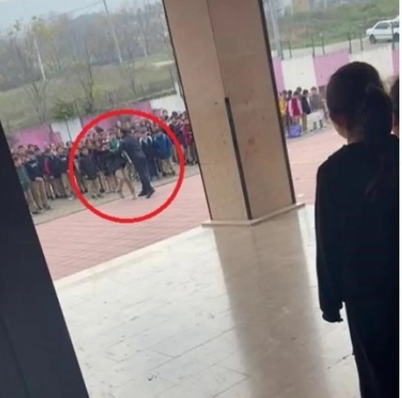 Öğrencisini dövdü, tutup yere fırlattı! Okul müdüründen kan donduran sözler: Seni buraya gömerim
