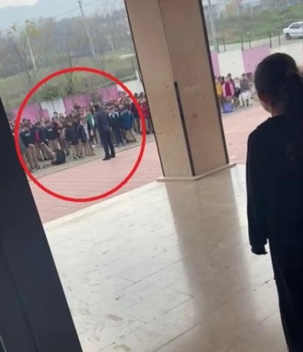 Öğrencisini dövdü, tutup yere fırlattı! Okul müdüründen kan donduran sözler: Seni buraya gömerim