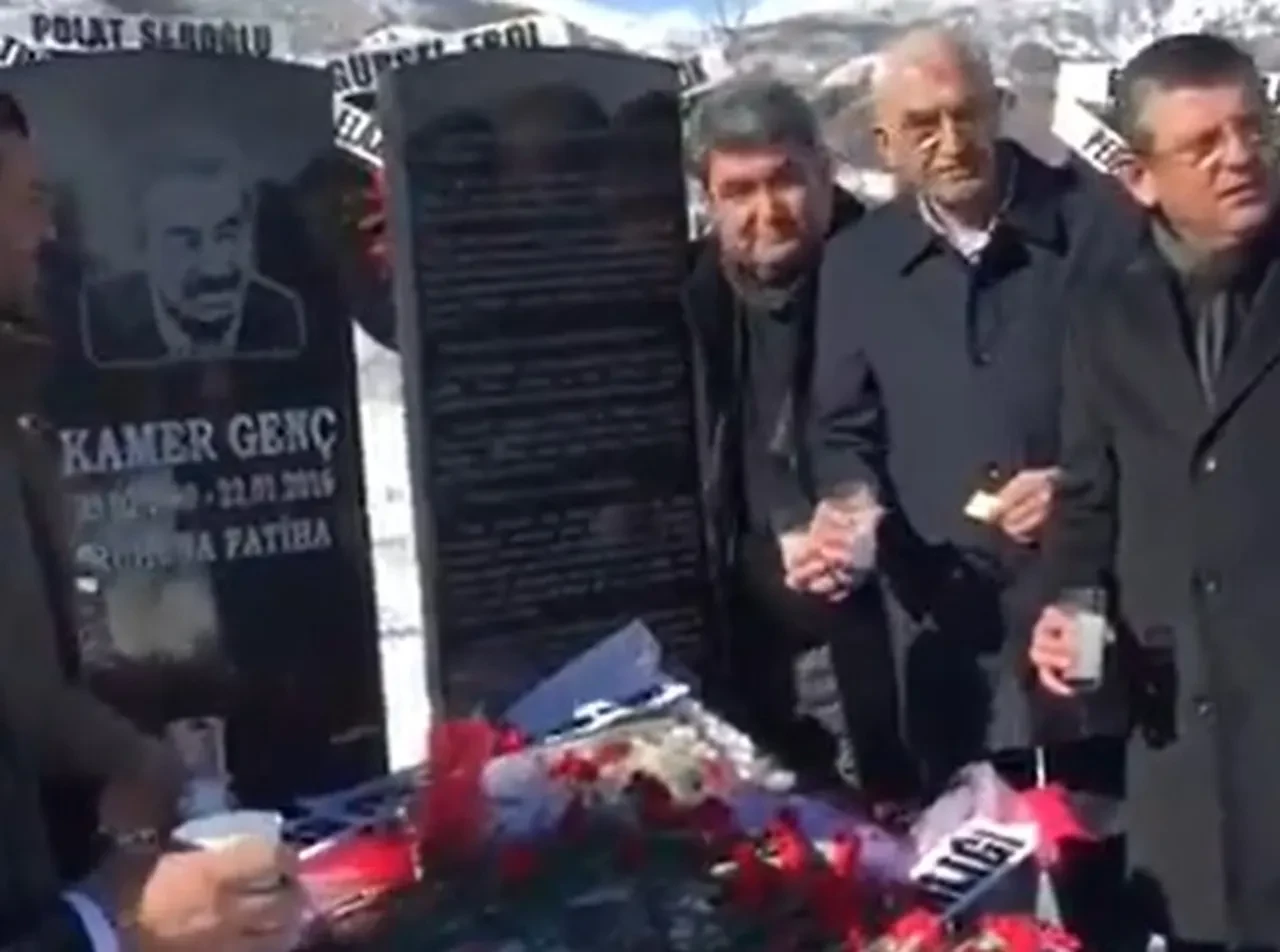 Özgür Özel'in Kamer Genç'in mezarındaki görüntüleri gündem oldu: İçki vasiyeti iddiasına ailesi tepkili