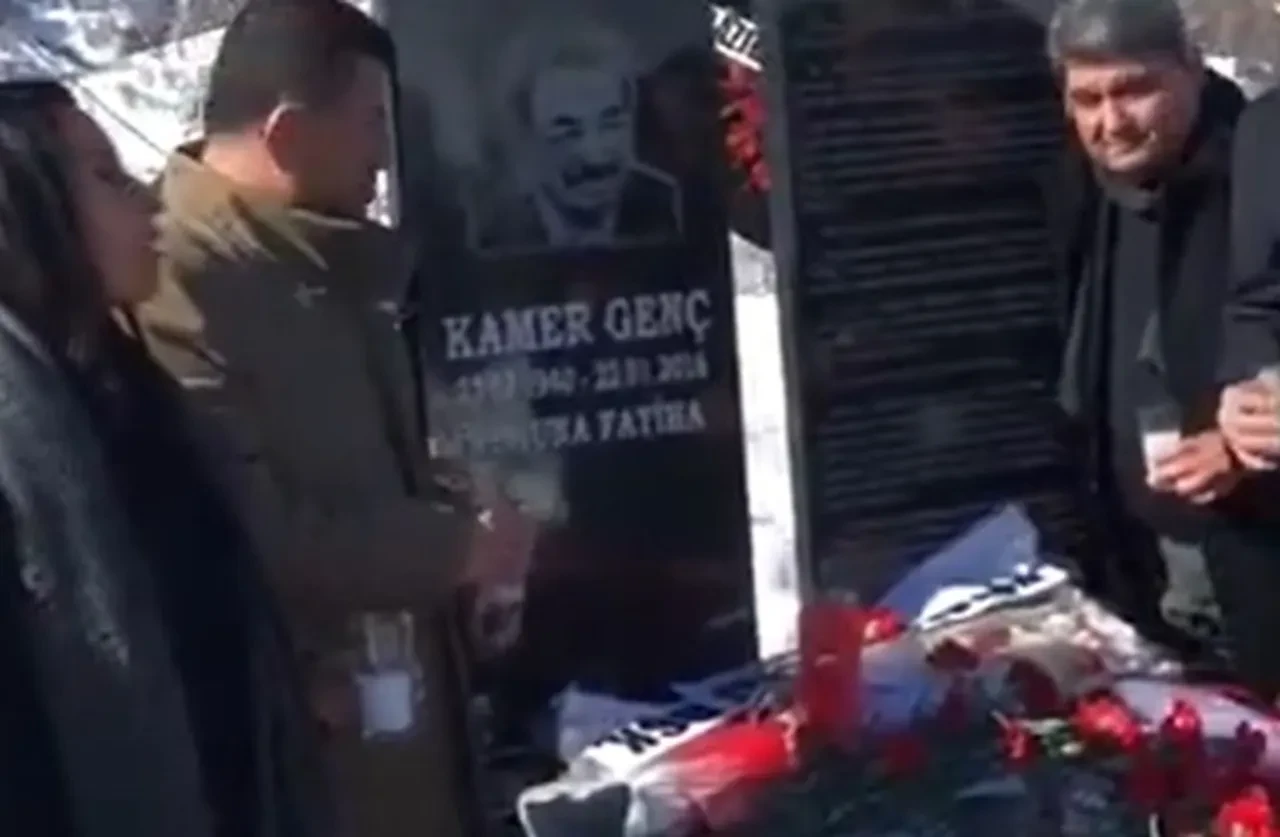 Özgür Özel'in Kamer Genç'in mezarındaki görüntüleri gündem oldu: İçki vasiyeti iddiasına ailesi tepkili