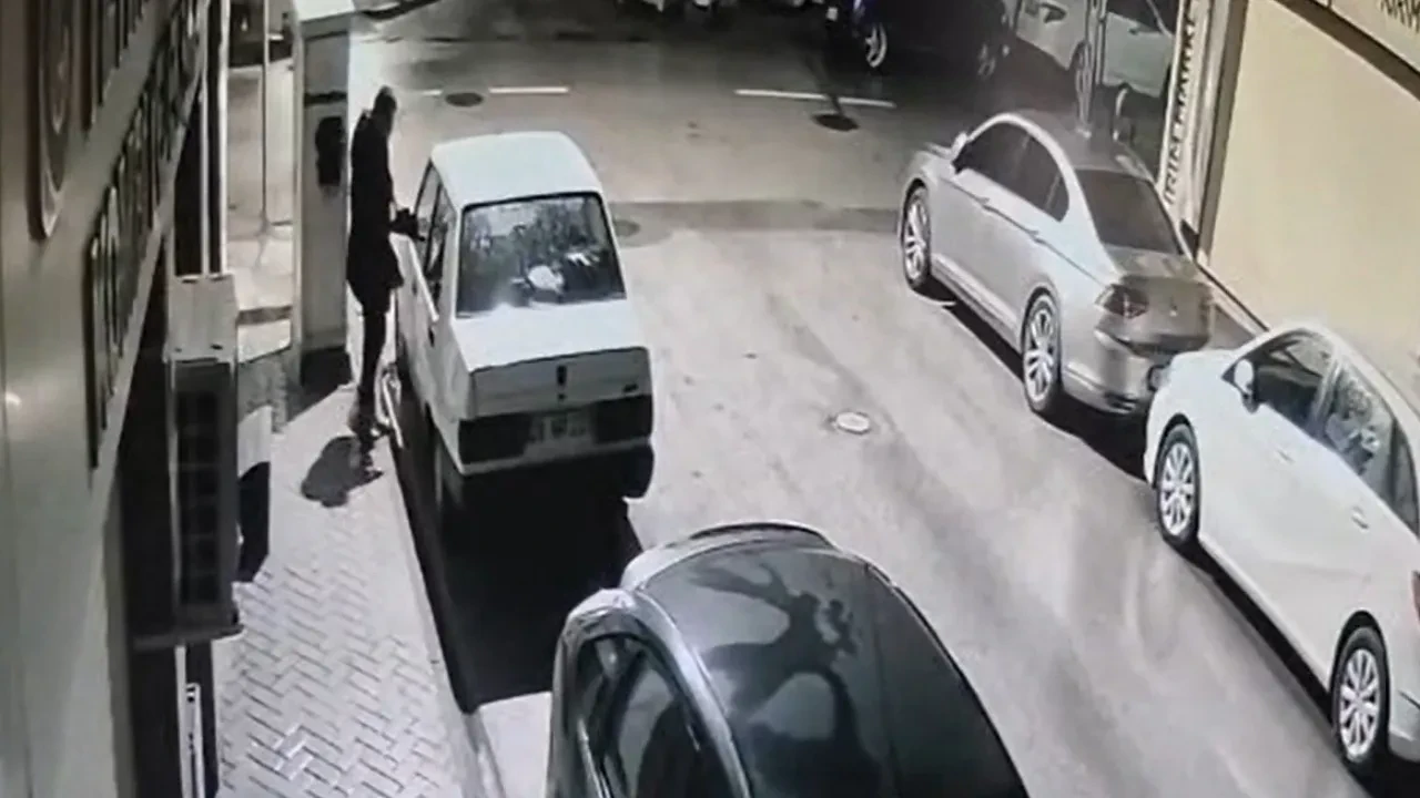 Park halindeki araca 'kendi aracıymış gibi' binip teybini çaldı! O anlar kamerada