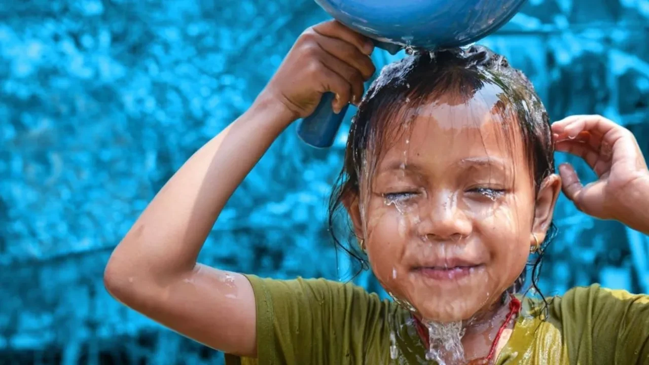 Sadece bunaltmıyor, gelişimi de durduruyor: İşte sıcak havaların çocuklara acı faturası