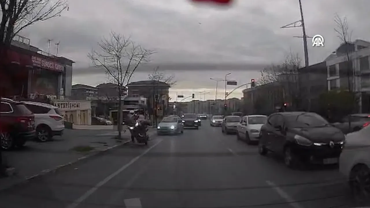 Sağa yanaşayım derken motosiklete çarptı! Kaza anı kamerada 