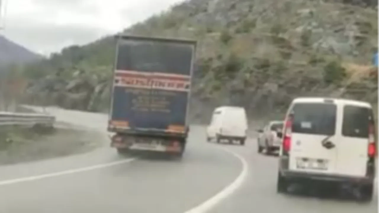 Sollama yapan tır faciaya davetiye çıkardı: Korku dolu anlar kamerada