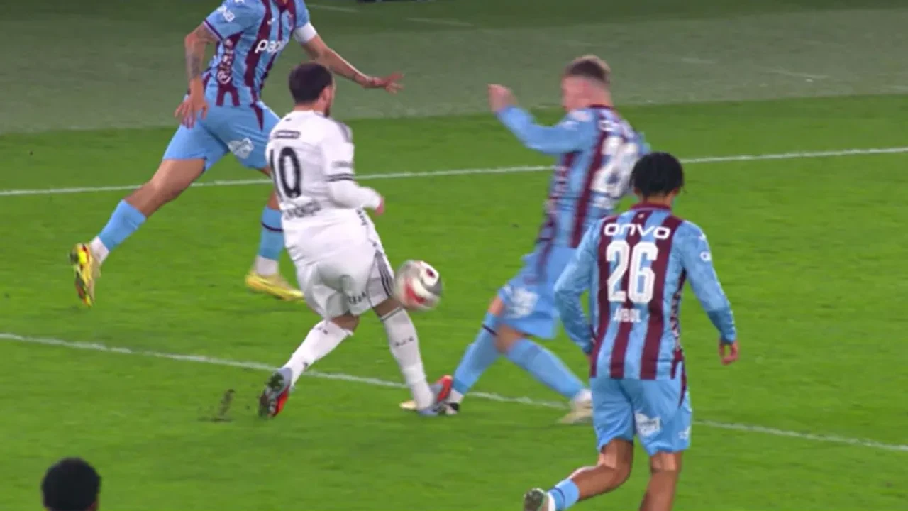 Trabzonspor-Beşiktaş maçında kırmızı kart tartışması! Eski hakemler son noktayı koydu