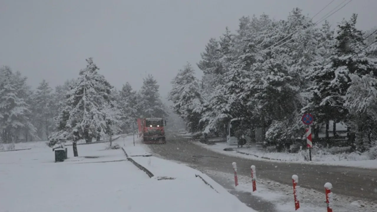 Yarın okullar tatil mi 16 Aralık Salı? Birçok ilde kar yağışı etkili oluyor