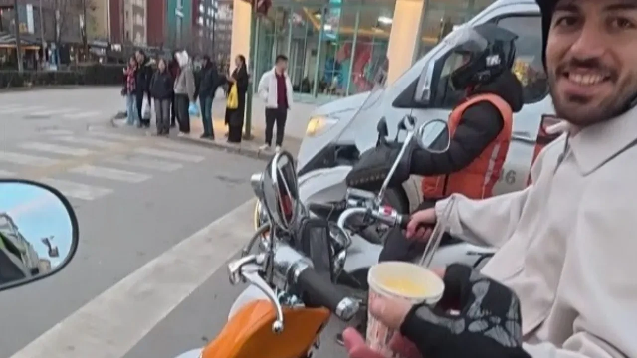 Yemek dağıtımı yapan bir motokurye vatandaşa boza ikram etti! Eğlenceli anlar kamerada