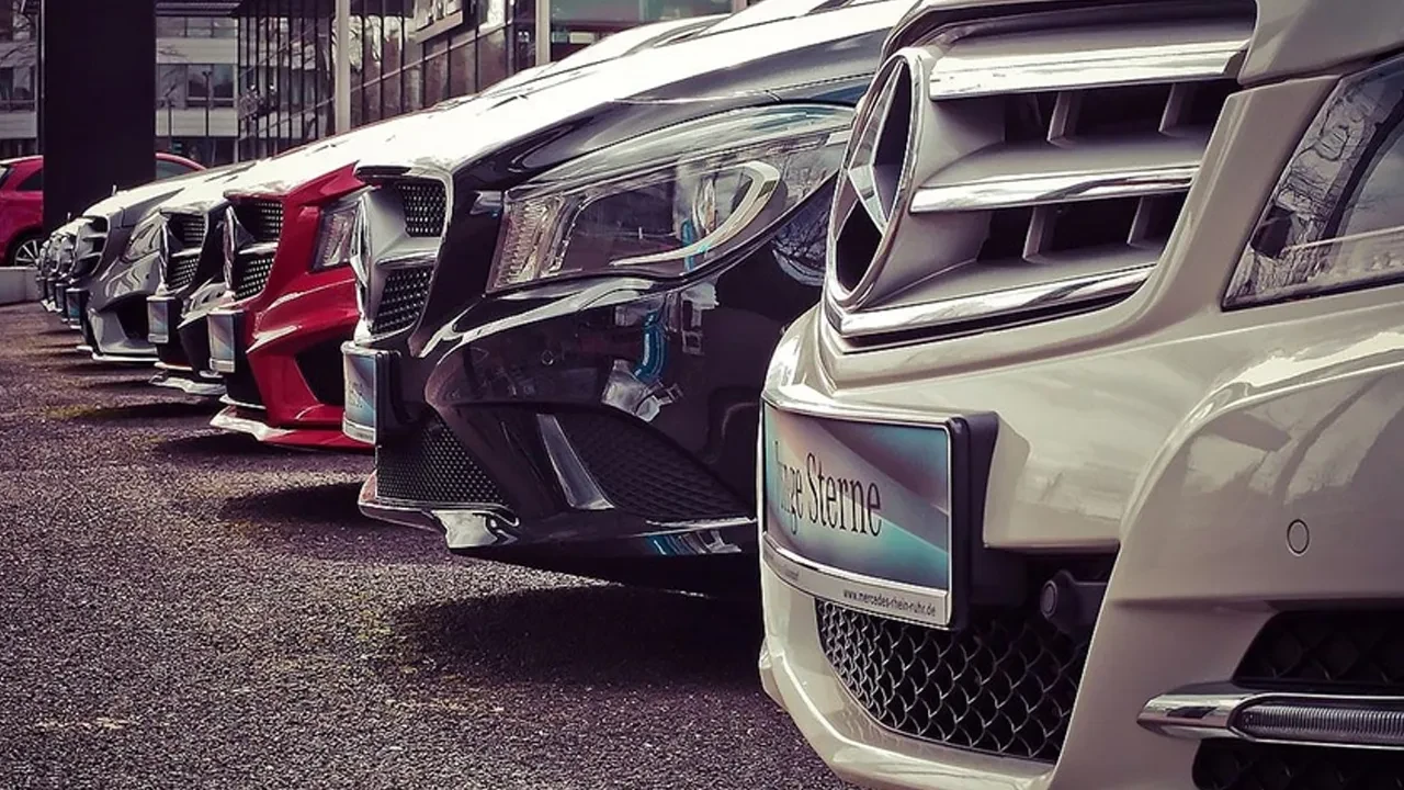 AB benzinli ve dizel araçları 2035'e kadar yasaklama kararını değiştirdi