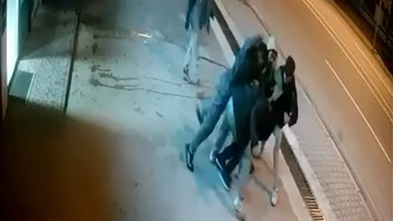 Elazığ'da 4 kişi 1 kişiye saldırdı! Isırarak kulağını böyle kopardı: O anlar kamerada 