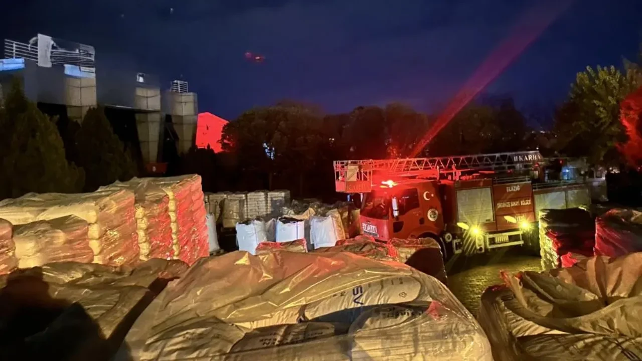 Elazığ'da fabrikada yangın: Çok sayıda işçi dumandan etkilendi