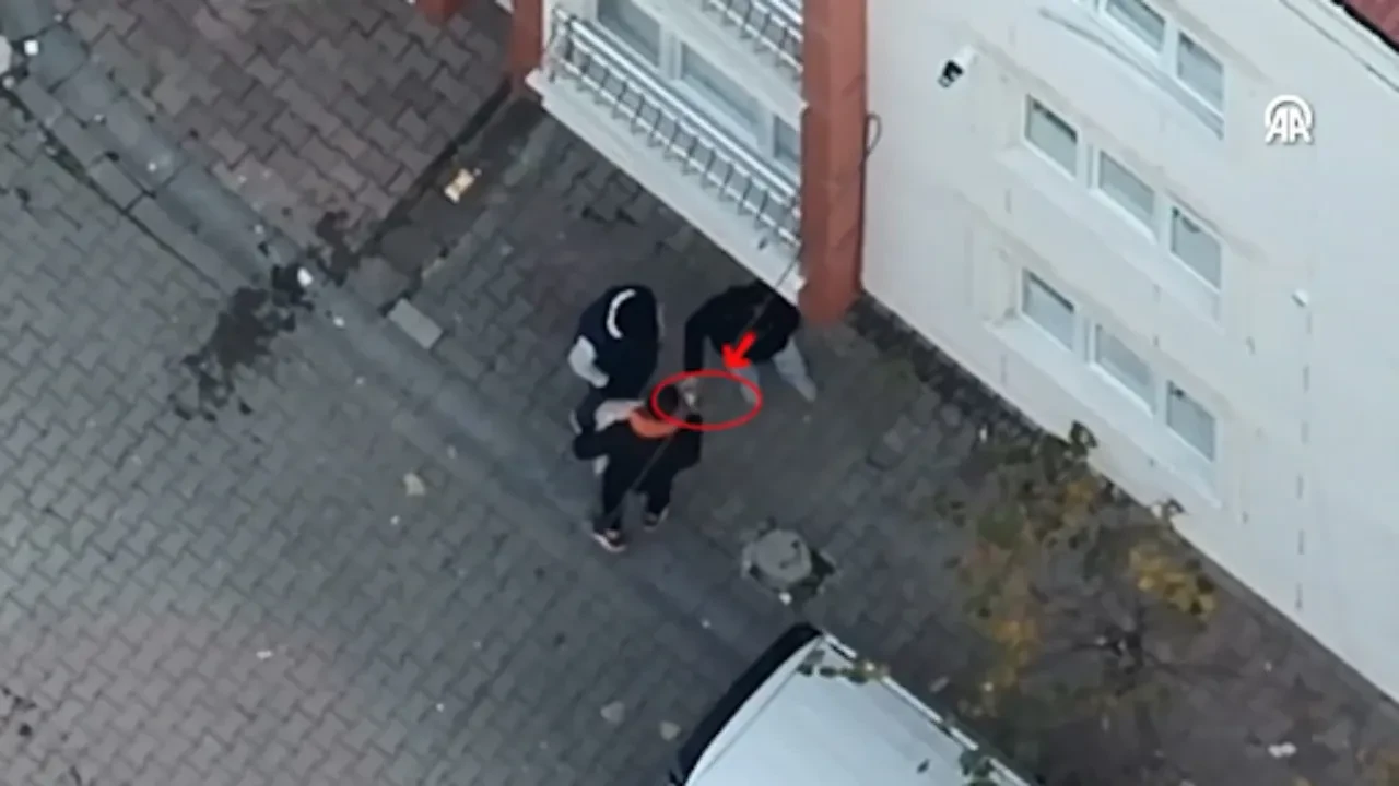  Esenyurt'ta sokak ortasında uyuşturucu alışverişi! O anlar kamerada 