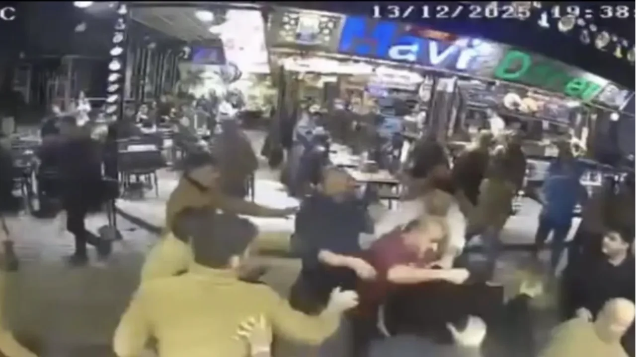 Fatih'te ortalık savaş alanına döndü! Kavgayı gören geldi