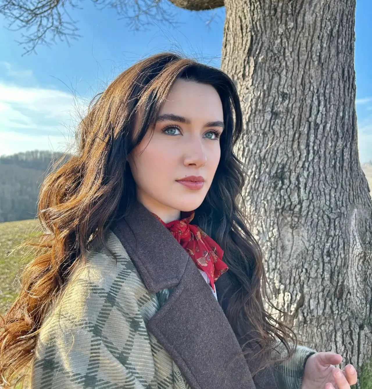 Gonca Vuslateri ve Nurgül Yeşilçay'lı diziye Cemre Arda katıldı