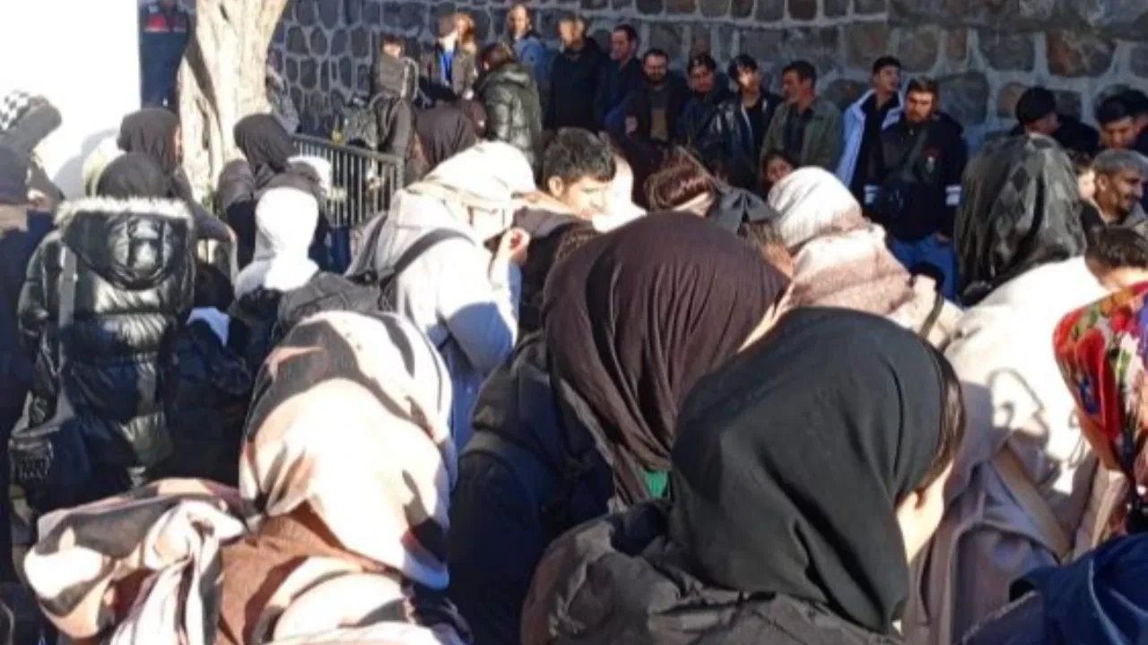 Hareketlilik mahallelilerin dikkatini çekti! Muğla'da kiralık evden 82 göçmen çıktı!