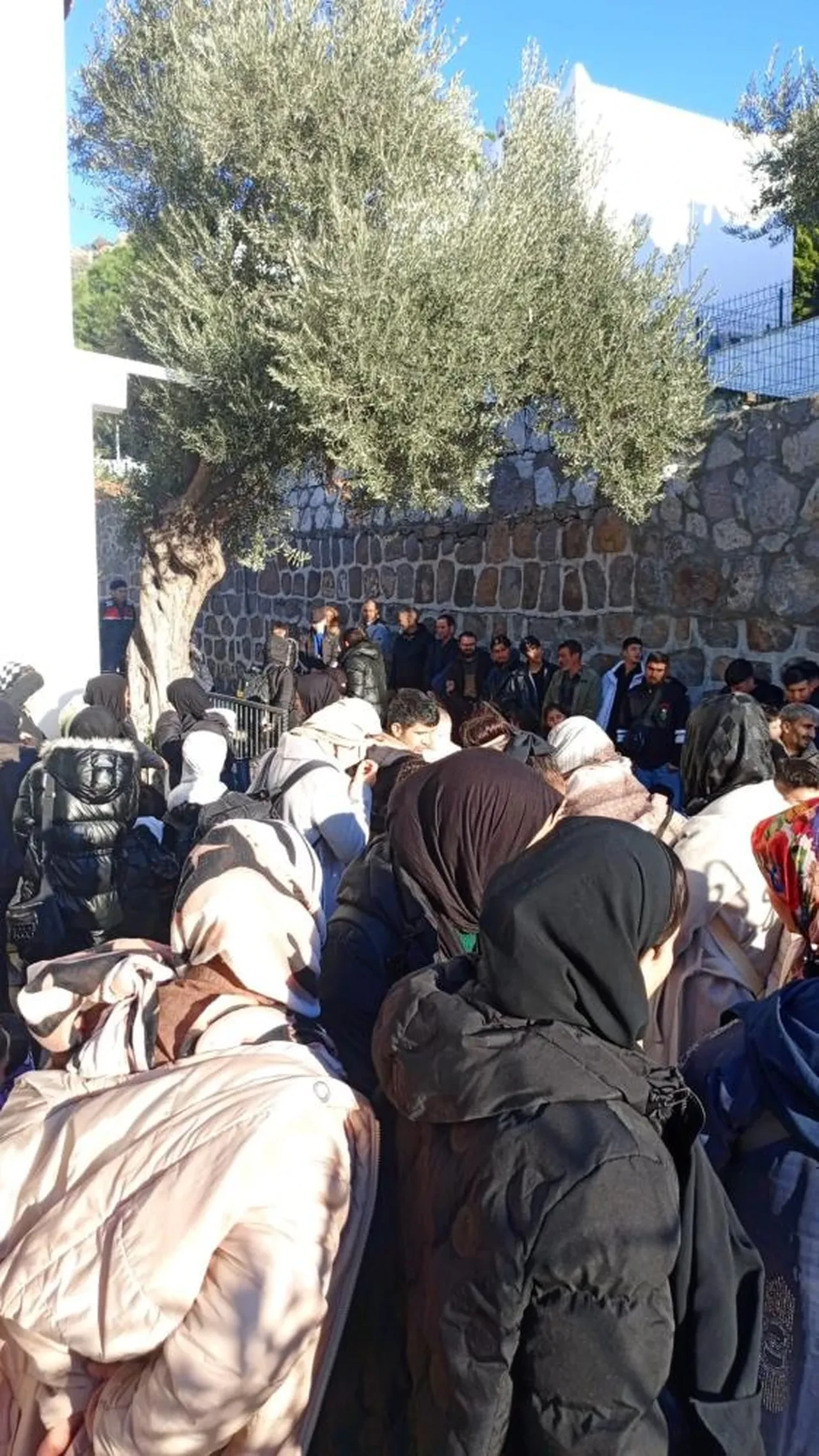 Hareketlilik mahallelilerin dikkatini çekti! Muğla'da kiralık evden 82 göçmen çıktı!