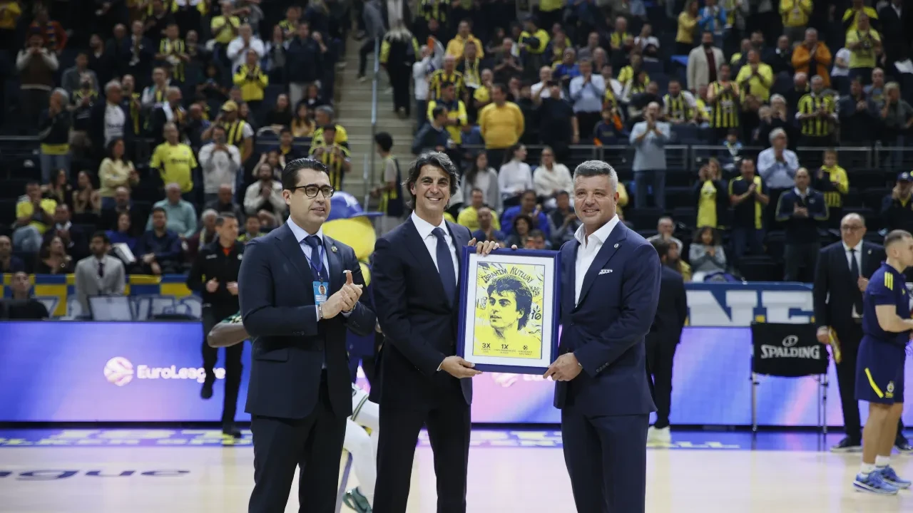 İbrahim Kutluay Fenerbahçe Beko tarihindeki yerini aldı: Büyük onur!  