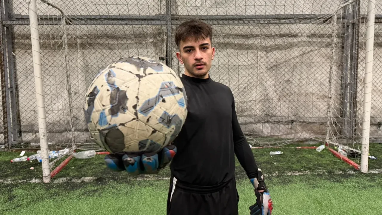 İlginç gelir kapısı: Okul masraflarını 'kiralık kaleci' olarak çıkartıyor