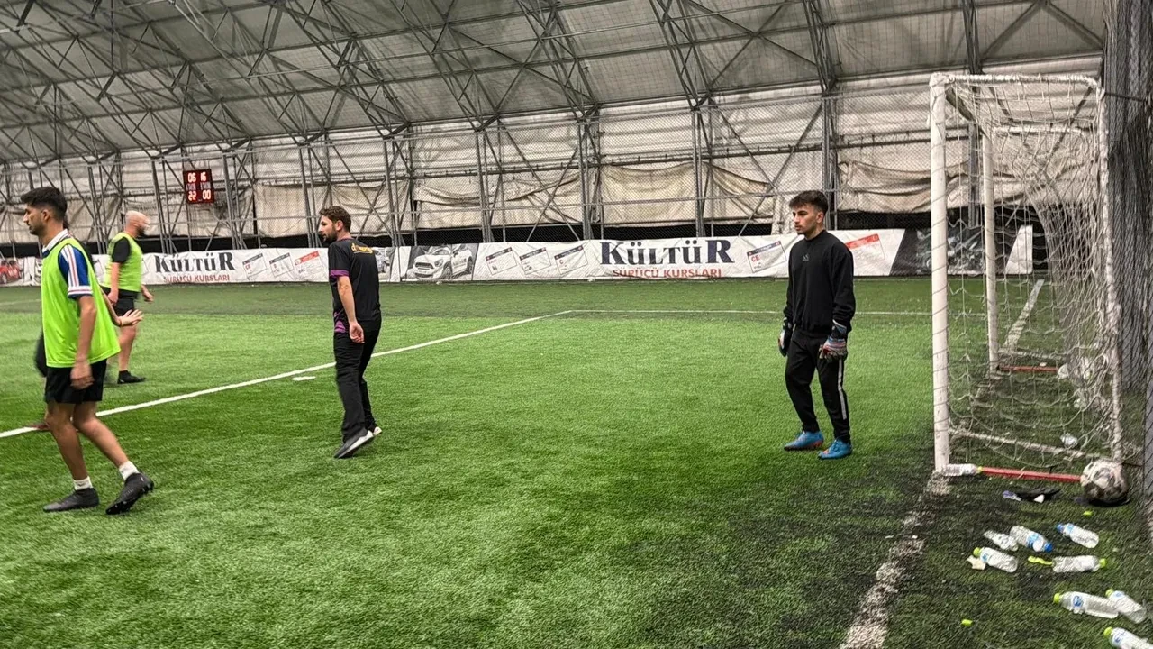 İlginç gelir kapısı: Okul masraflarını 'kiralık kaleci' olarak çıkartıyor