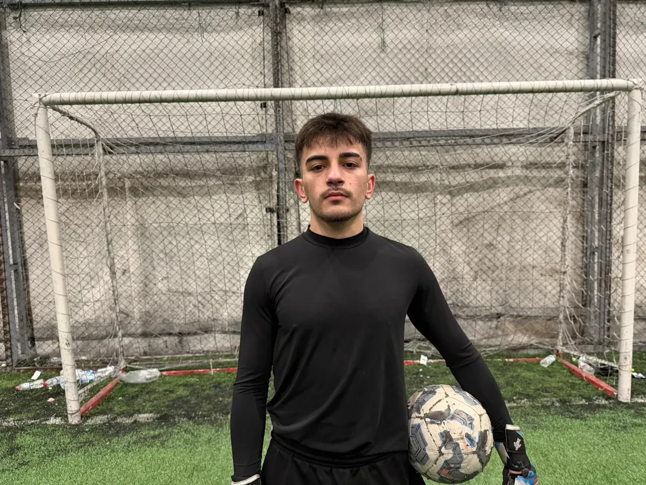 İlginç gelir kapısı: Okul masraflarını 'kiralık kaleci' olarak çıkartıyor