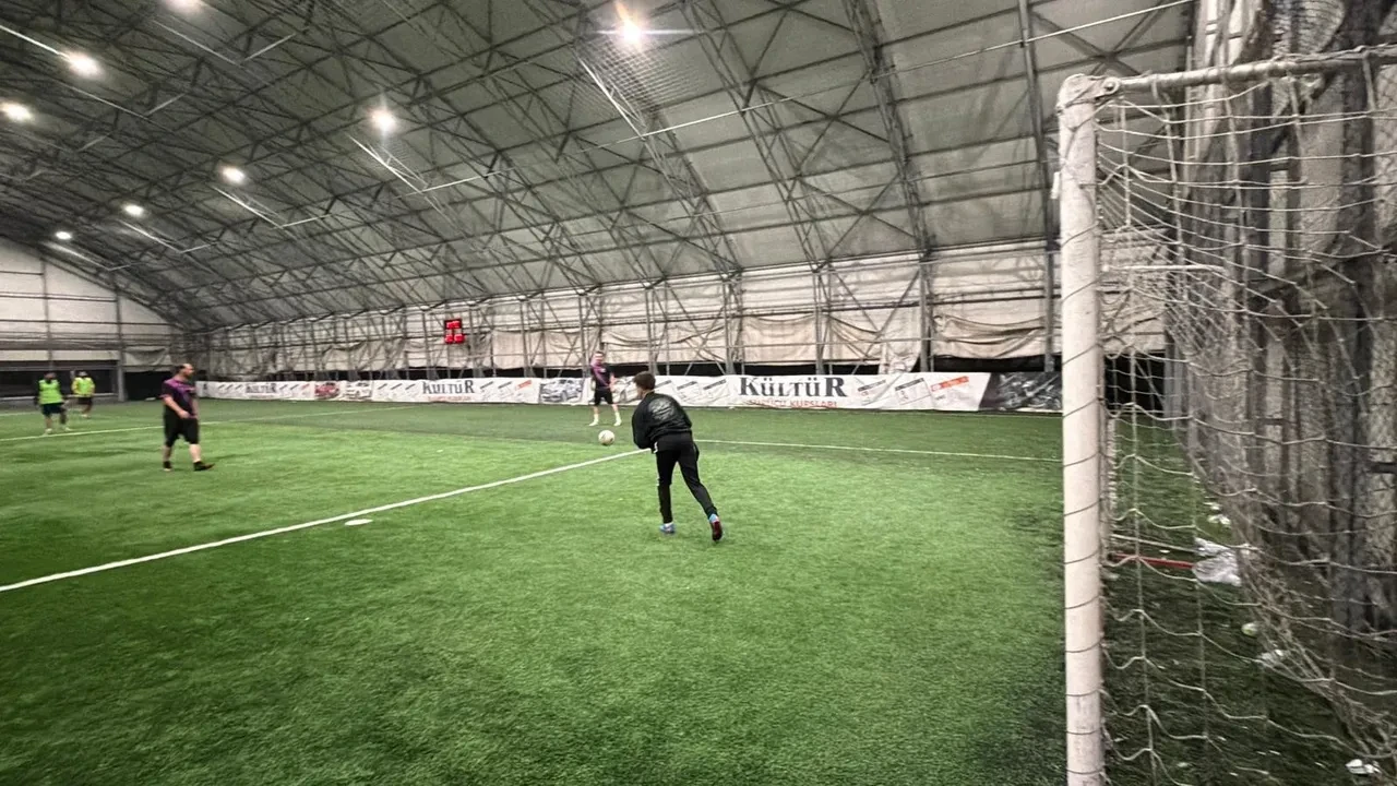 İlginç gelir kapısı: Okul masraflarını 'kiralık kaleci' olarak çıkartıyor